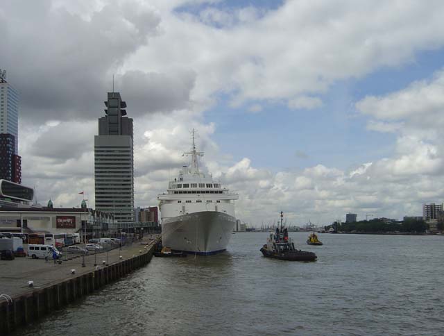 Cruiseschip ms Boudicca van Fred Olsen aan de Cruise Terminal Rotterdam